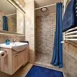 Charles City Centre Apartment
