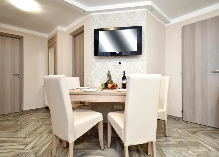 Charles City Centre Apartment