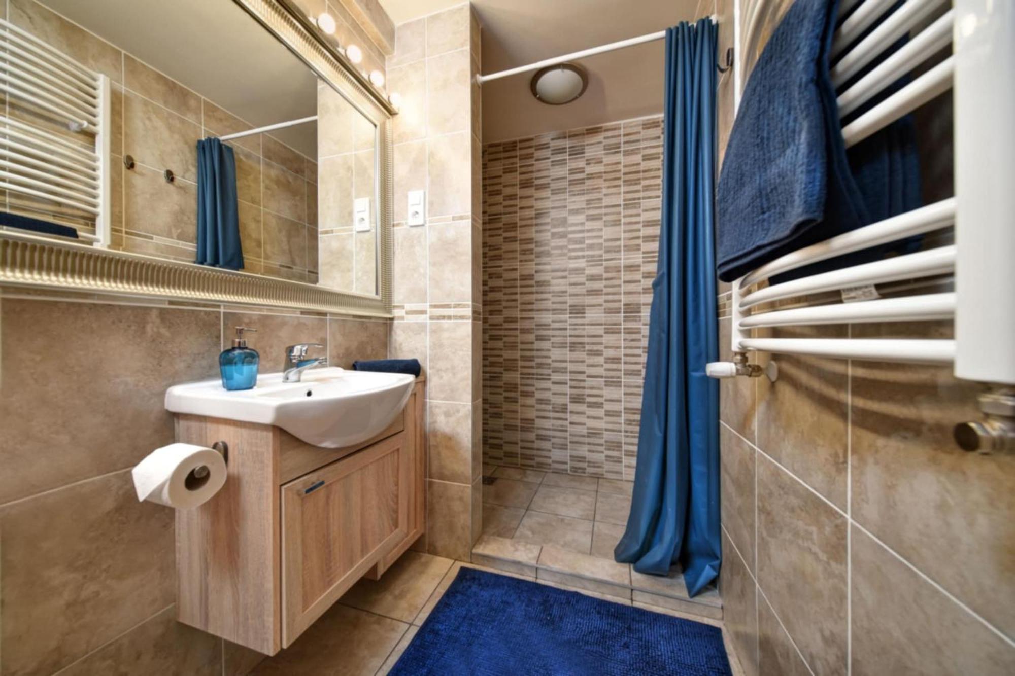 Charles City Centre Apartment